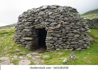 attachments/gnome-home-prehistoric-beehive-hut-dingle-peninsula.jpg|gnome-home-prehistoric-beehive-hut-dingle-peninsula | 400